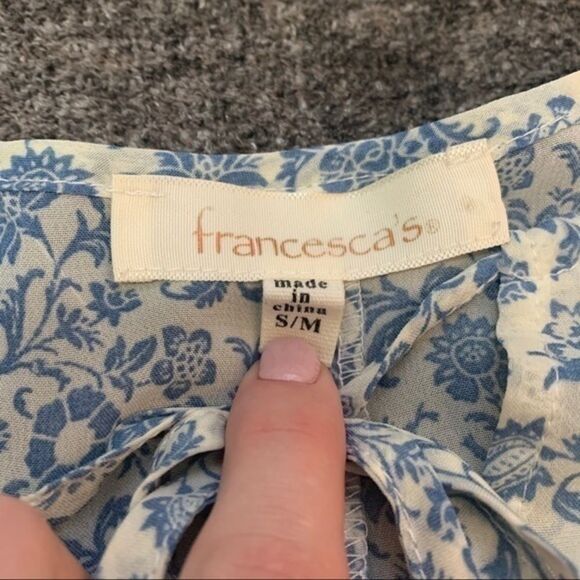 Francesca’s Peek-a-boo Shoulder Floral Blouse - Picture 3 of 9